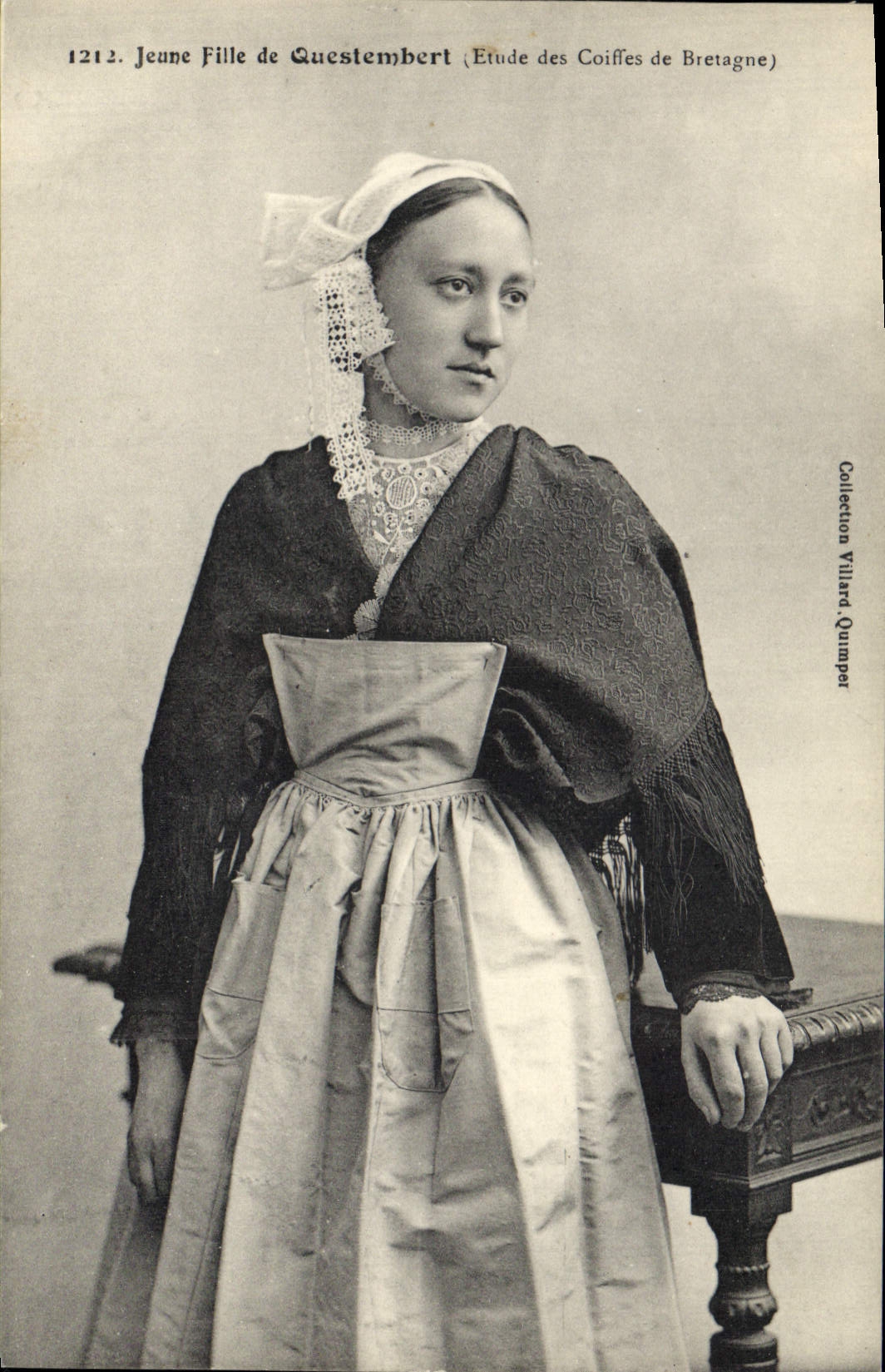 CPA Folklore Jeune fille de Questembert 