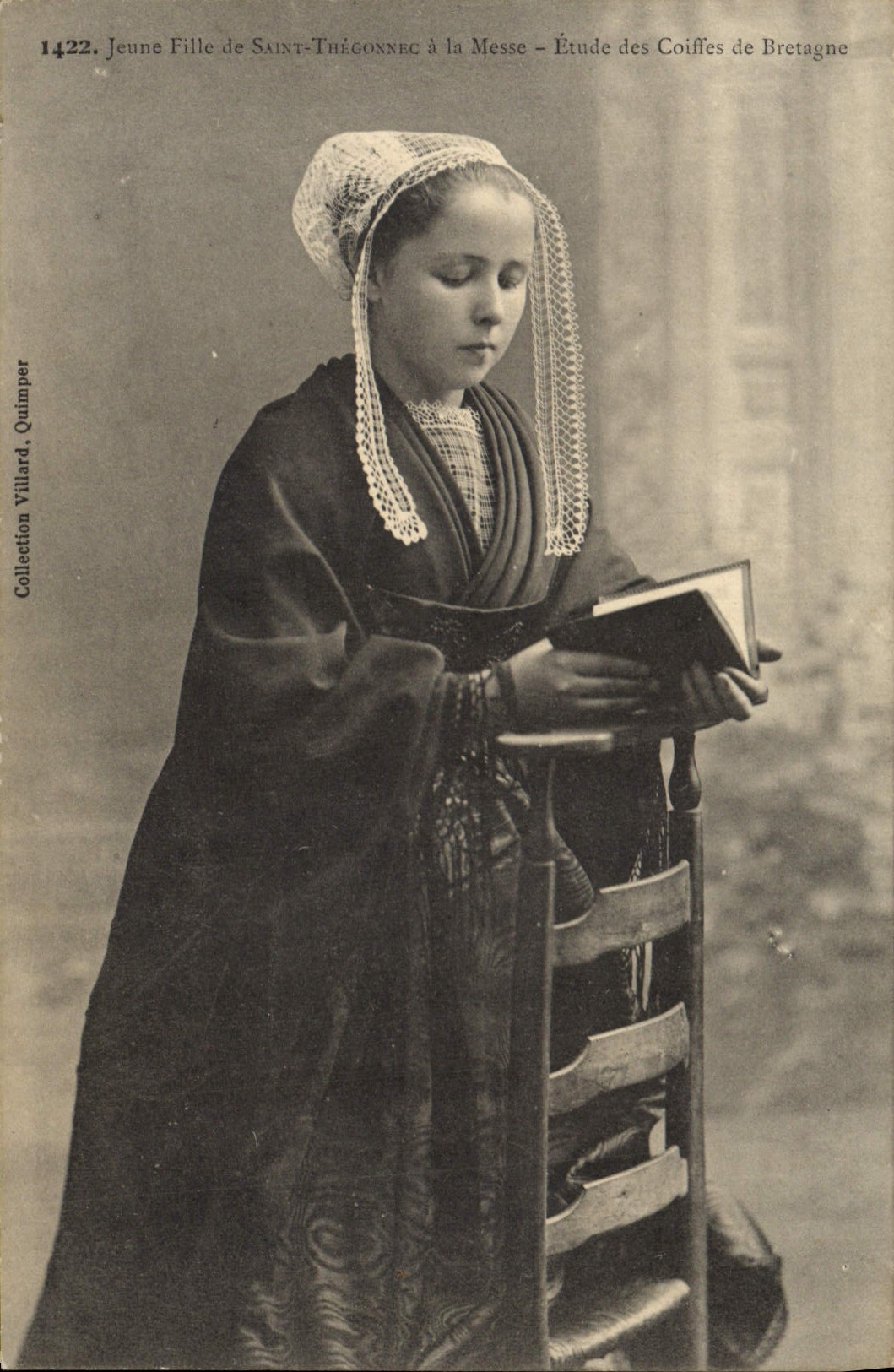 CPA Folklore Jeune fille de Saint Thegonnec a la messe 