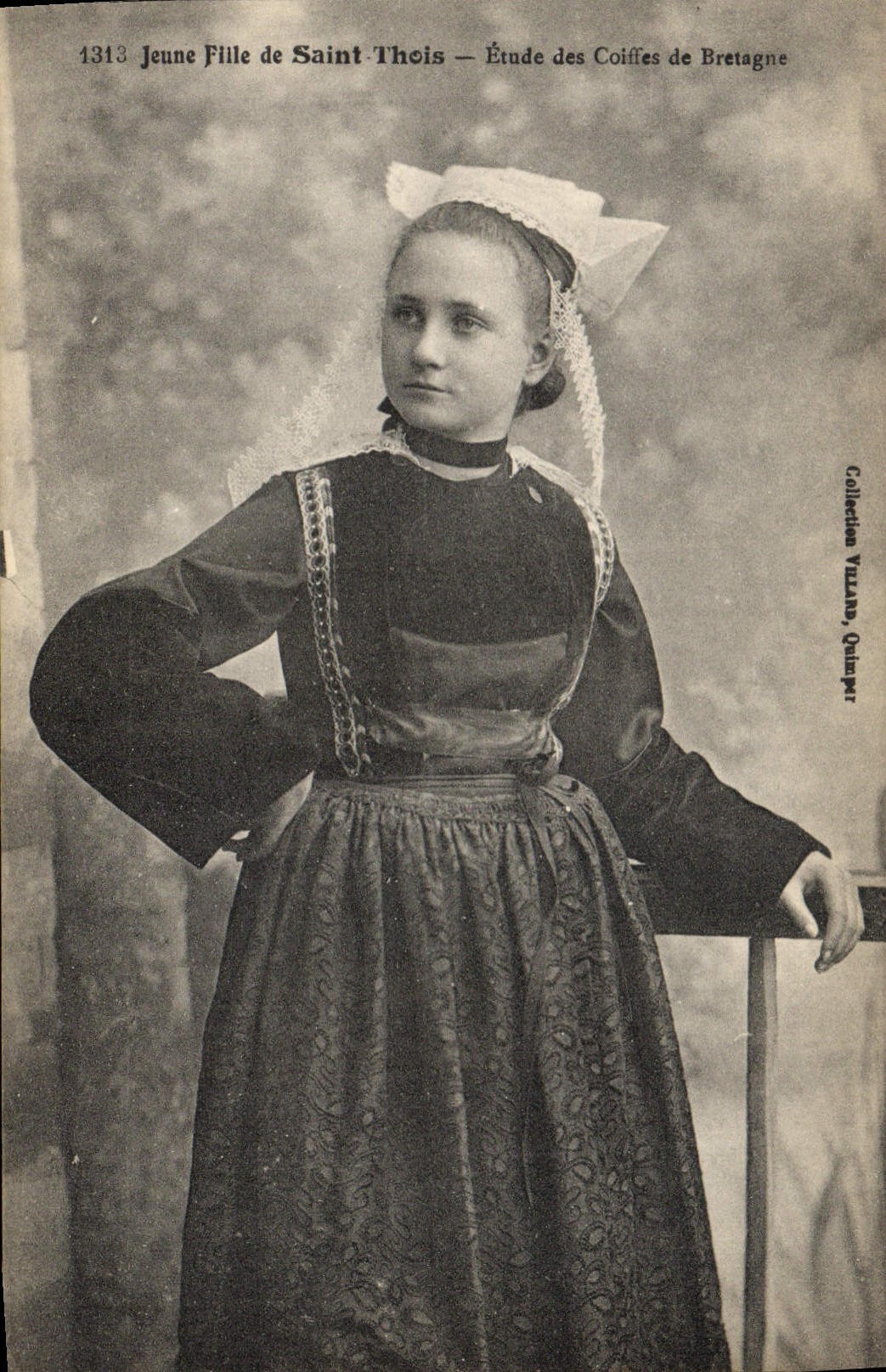 CPA Folklore Jeune fille de Saint Thois 