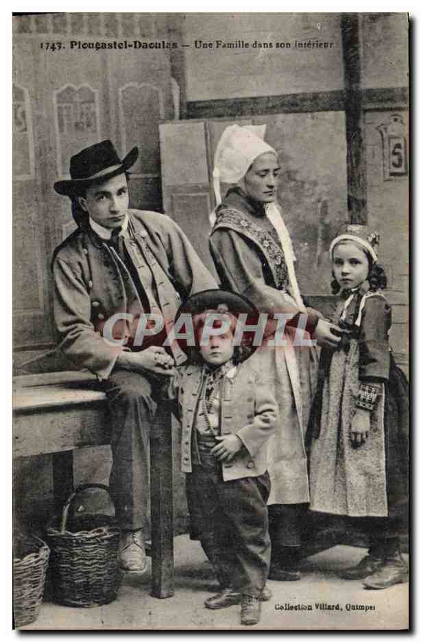 CPA Folklore Plougastel Daoulas Une famille dans son interieur Enfants 