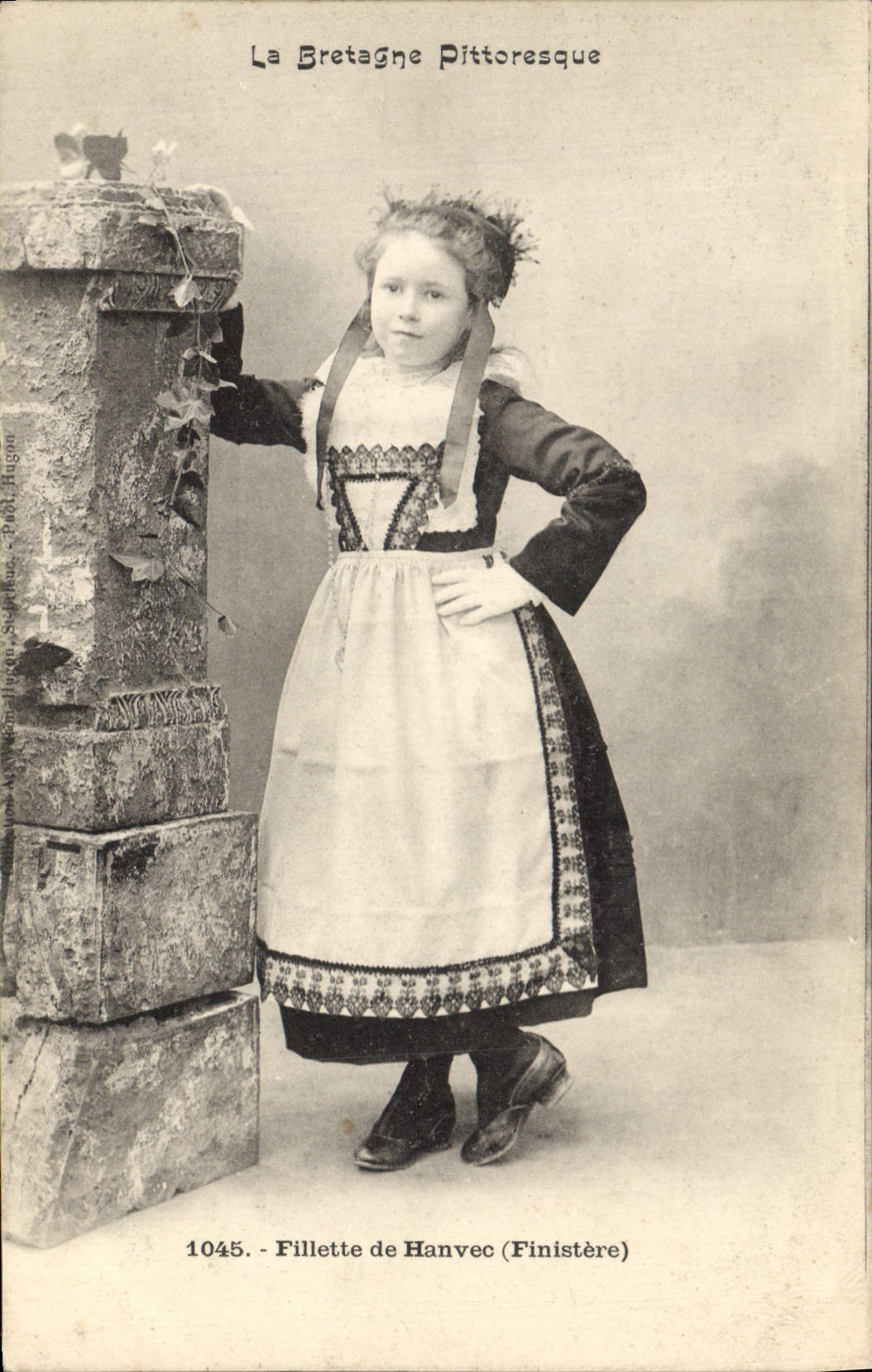 CPA Folklore Bretagne Fillette de Hanvec 