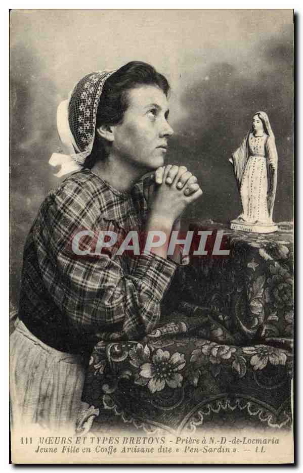 CPA Folklore Priere a ND de Locmaria Jeuen fille en coiffe artisane dite Pen Sardin 