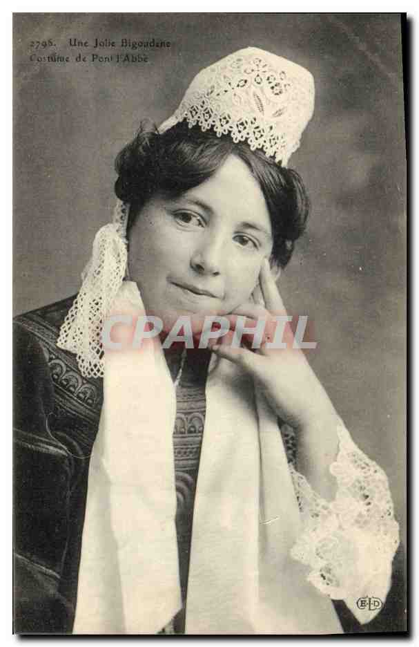 CPA Folklore Une jolie Bigoudene Costume de Pont L'Abbe 