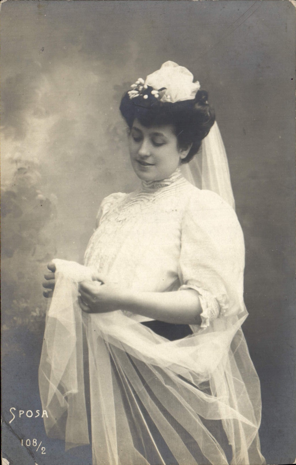 Jeune femme en robe de mariée — Sposa, série 108/2