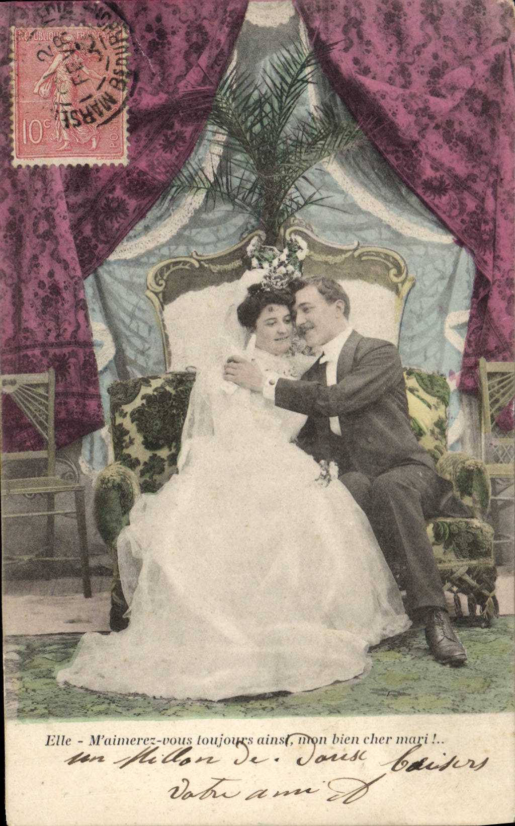 Nouveau mariage — couple de mariés dans un décor de rideaux violets — éditeur non identifié