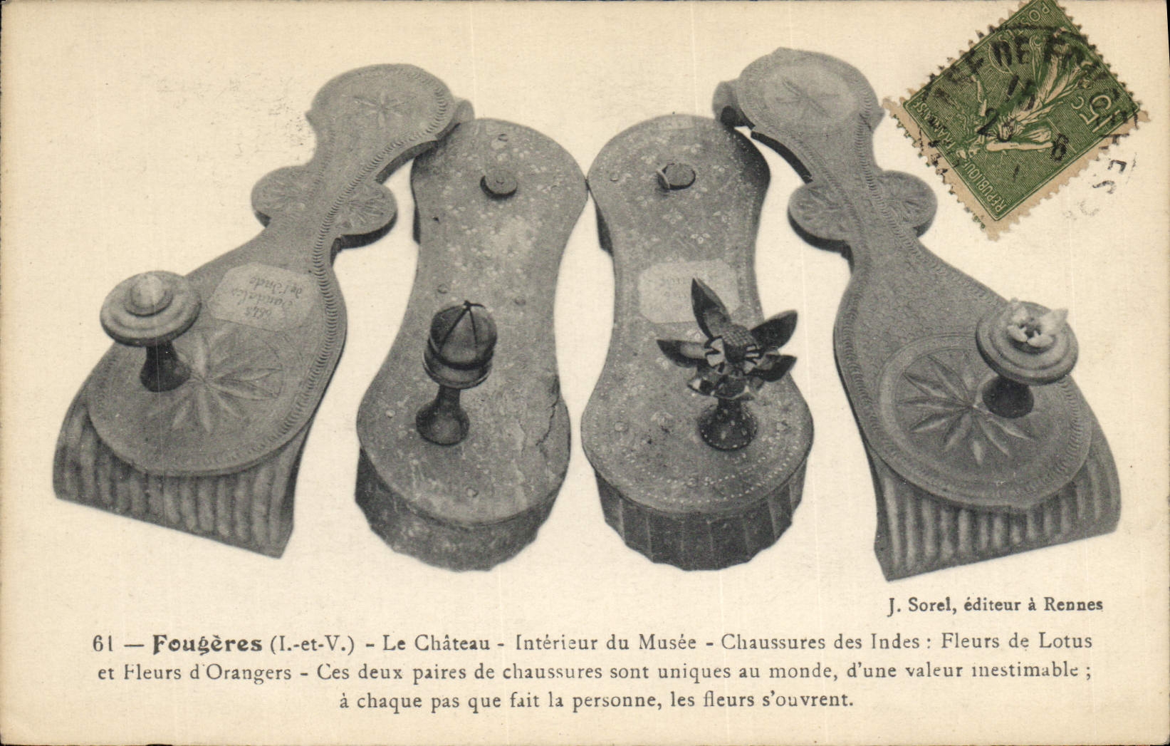 Fougères (Il.-et-V.) - Le Château - Intérieur du Musée - Chaussures des Indes : Fleurs de Lotus