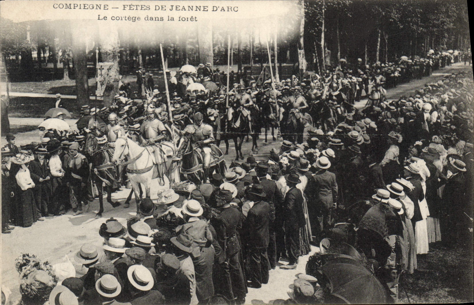 Compiègne — Fêtes de Jeanne d'Arc — Le cortège dans la forêt