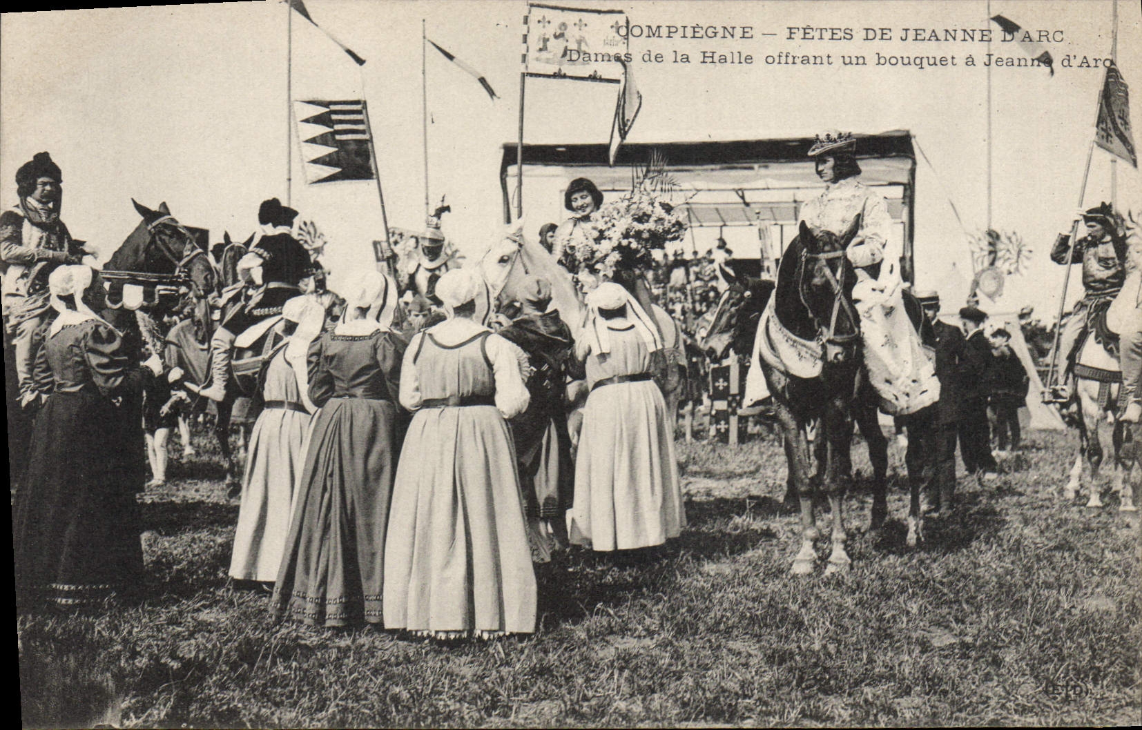 Compiègne — Fêtes de Jeanne d'Arc — Dames de la Halle offrant un bouquet à Jeanne d'Arc
