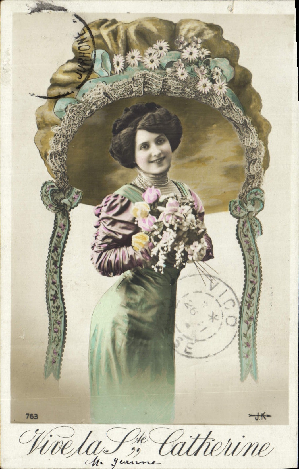 Femme en robe verte tenant un bouquet — J.K. — n° 763
