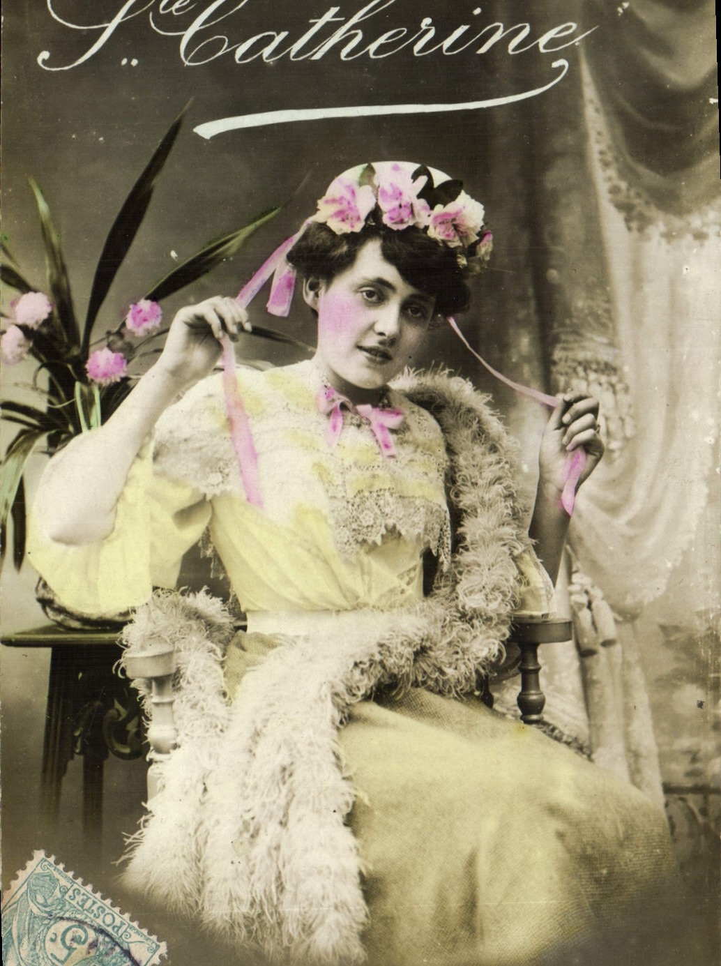 Mademoiselle Catherine — Portrait féminin en robe jaune et écharpe fourrée — Éditeur : La Poste (France)