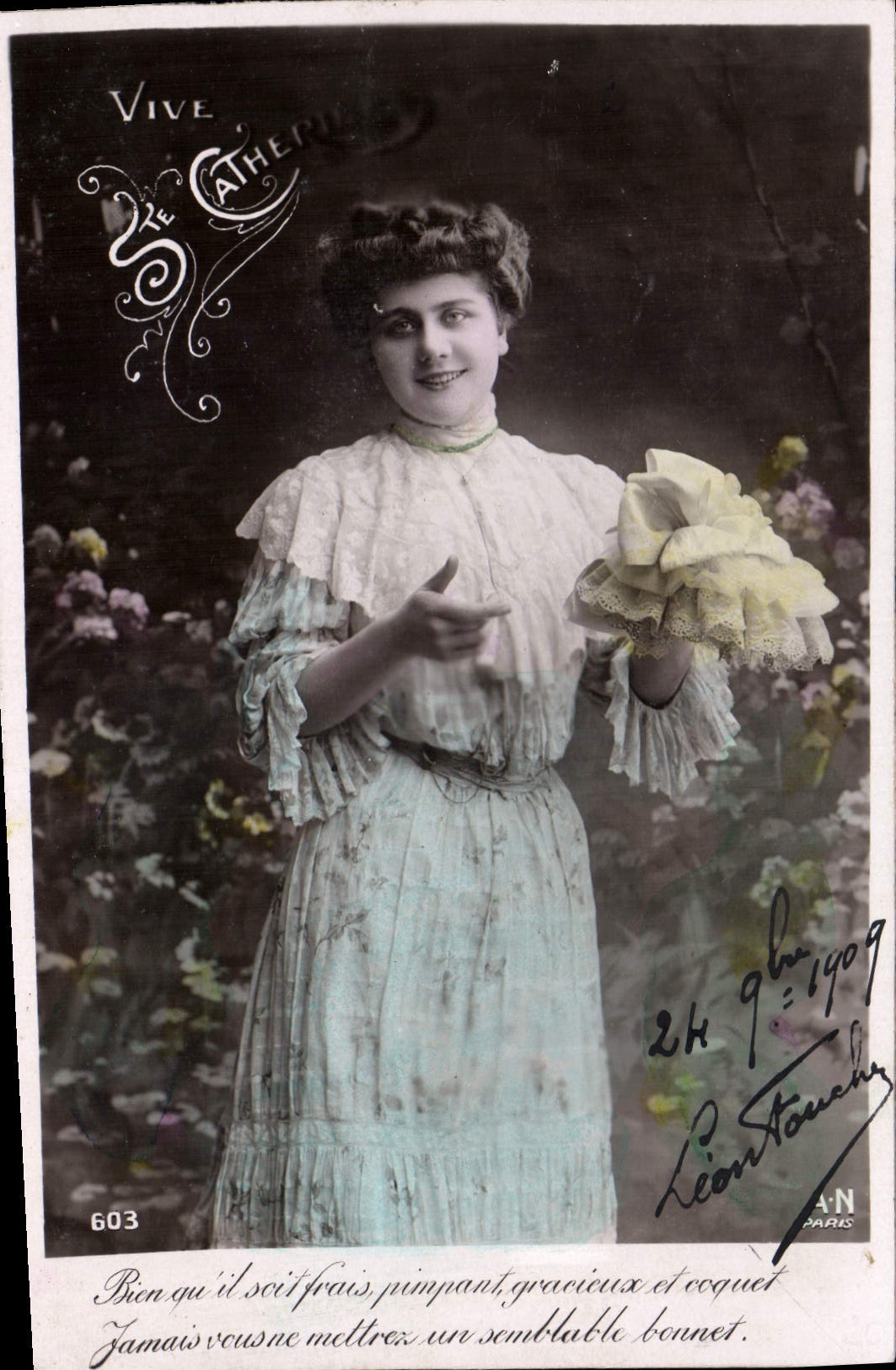 Femme en robe à volants — texte imprimé et manuscrit — éditeur Léon Touchy, n° 603