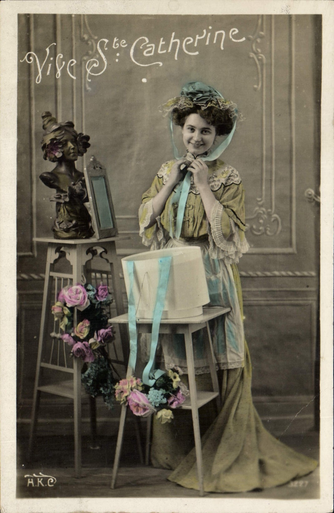 Sainte-Catherine — jeune femme en costume d'époque avec couronne et panier — A.K.C. n° 3227