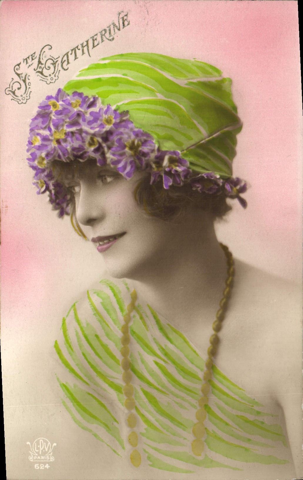 Femme en chapeau vert orné de fleurs violettes — S.T.E. CATHERINE, n°624