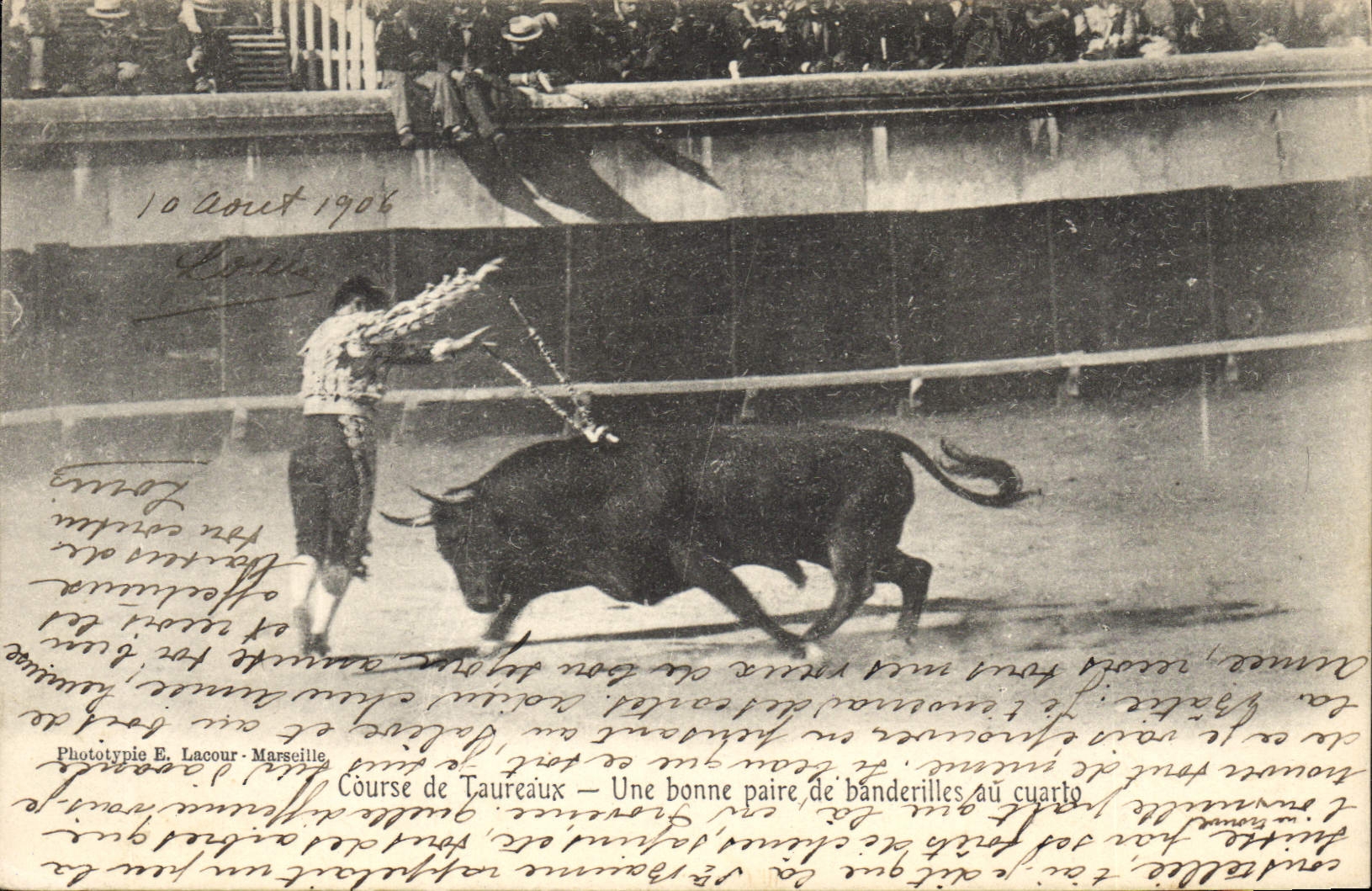 Course de Taureaux — Une bonne paire de banderilles au cuarto — Phototypie E. Lacour - Marseille