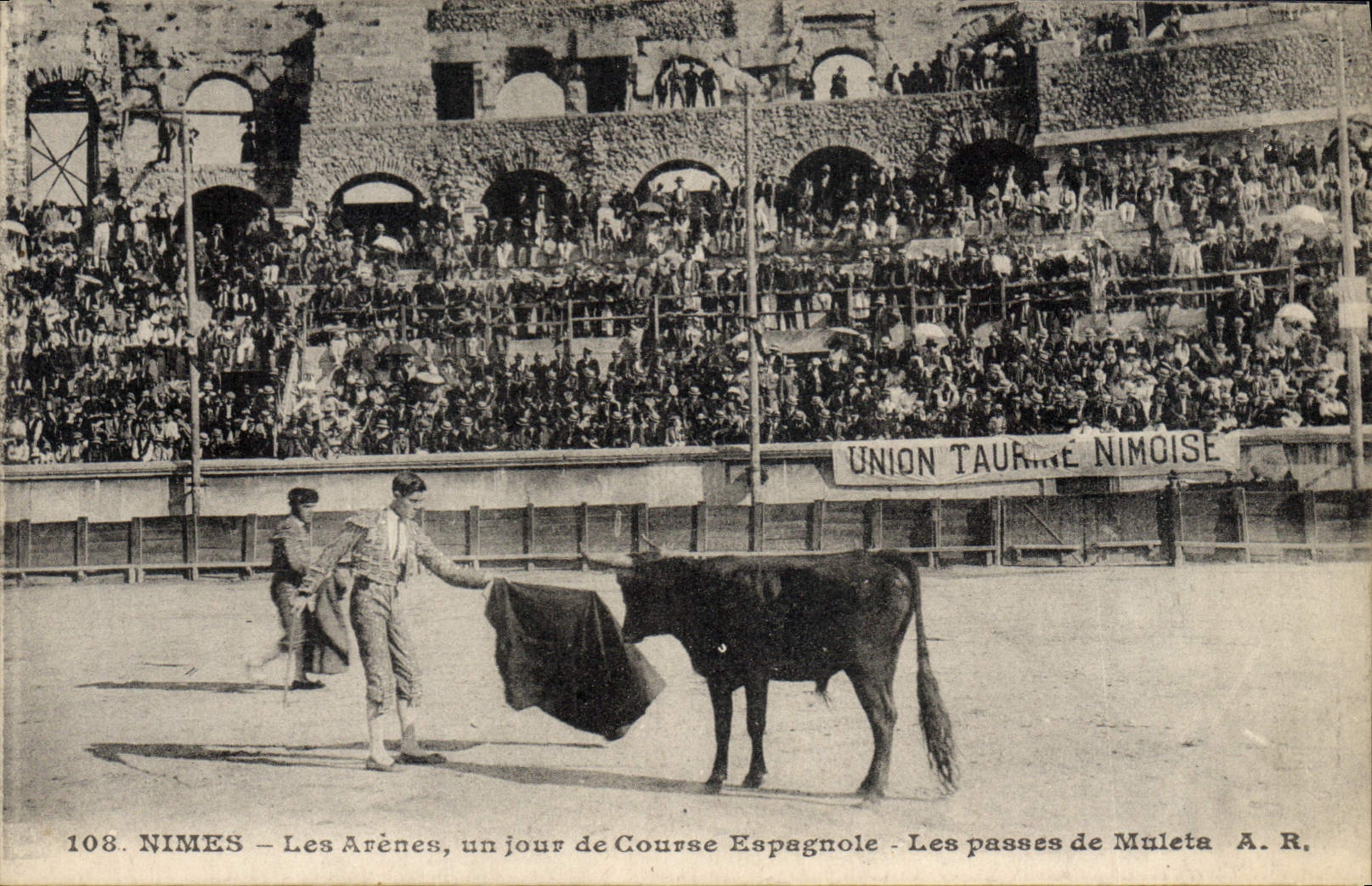 NIMES — Les Arènes, ein Tag der spanischen Stierkämpfe — Die Muleta-Passagen — UNION TAURINE NIMOISE A. R.