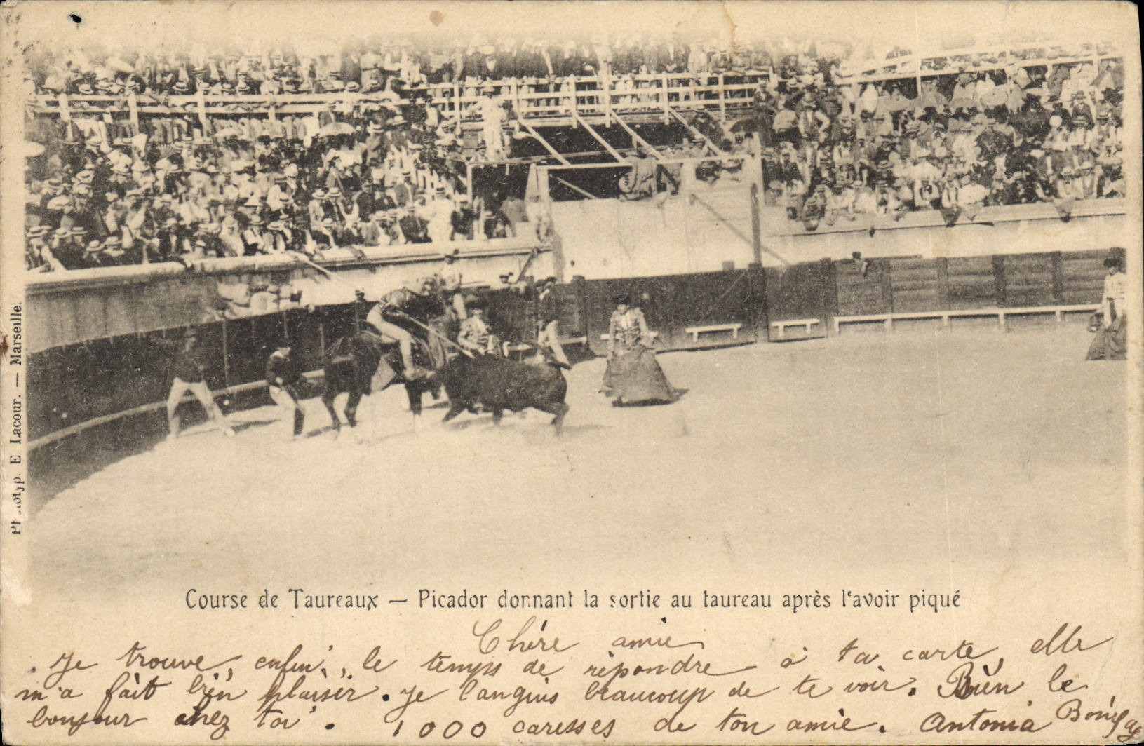CPA Corrida Course de taureaux Picador donnant la sortie au taureau apres l'avoir pique 