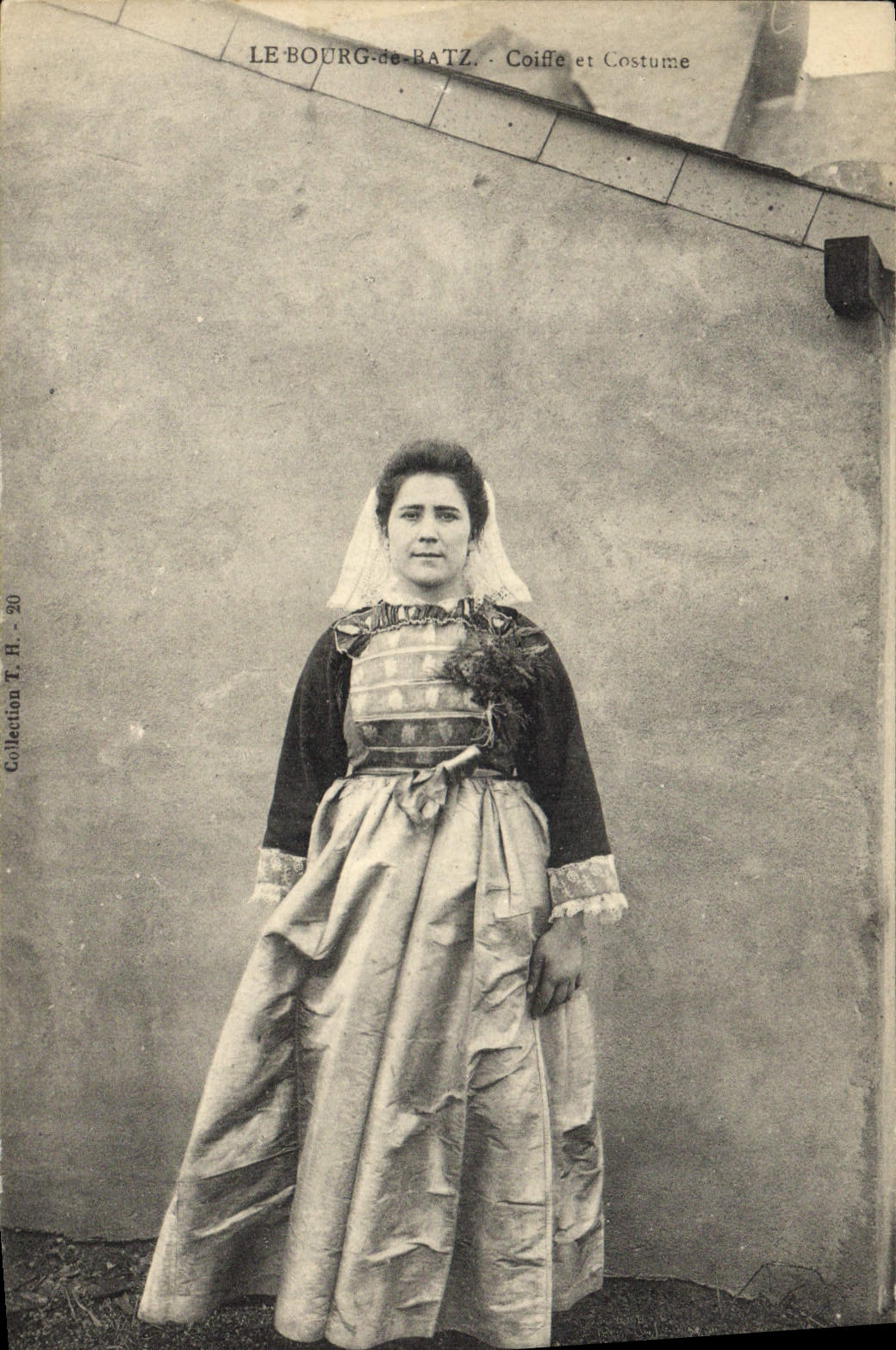 CPA Folklore Le Bourg de Batz Coiffe et costume 