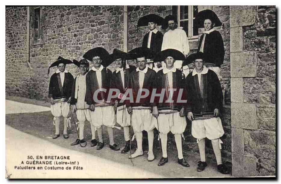CPA Folklore Guerande Paludiers en costume de fete 