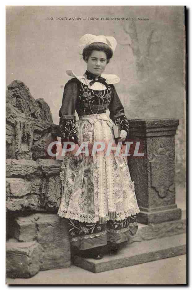 CPA Folklore Pont Aven Jeune fille sortant de la messe 