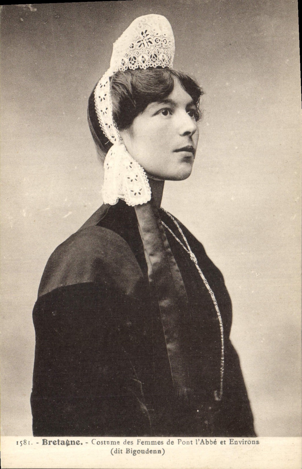 CPA Folklore Bretagne Costume des femmes de Pont L'Abbe et environs dit Bigoudenn 