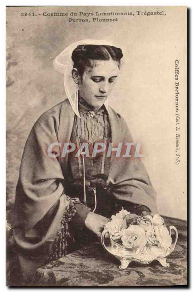 CPA Folklore Costume du pays Lannionnais Tregastel Perros Plouaret 