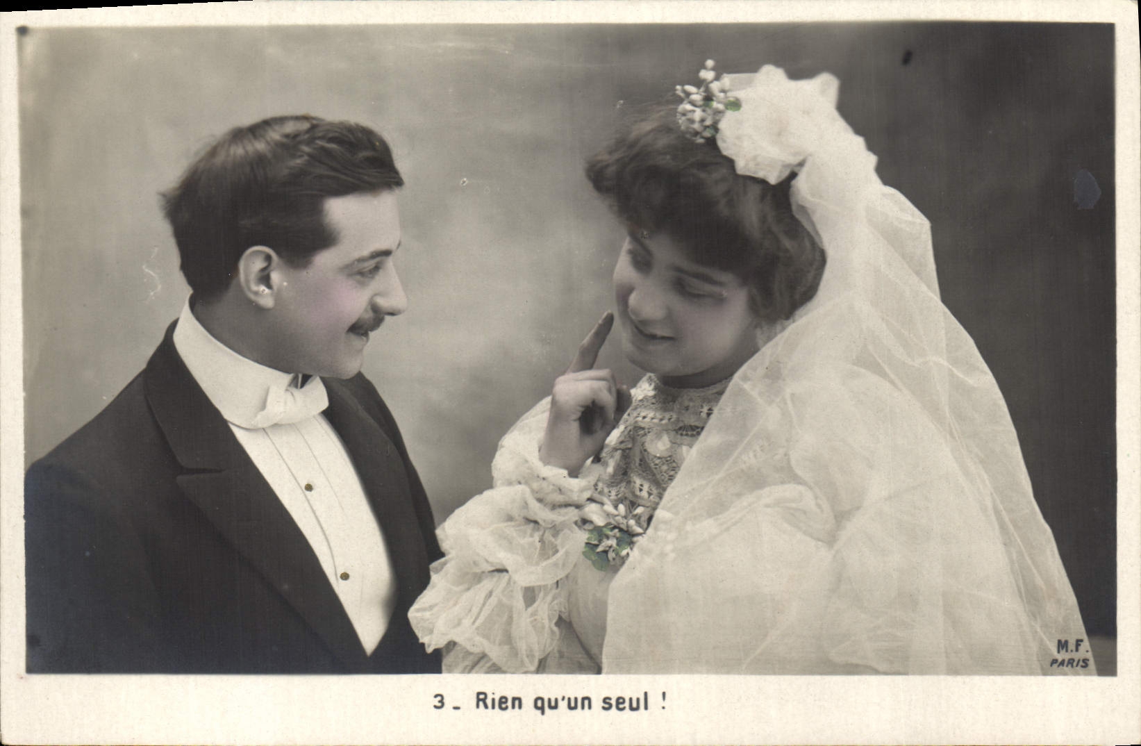 Couple en tenue de soirée — scène de théâtre — M.F. PARIS, n°3