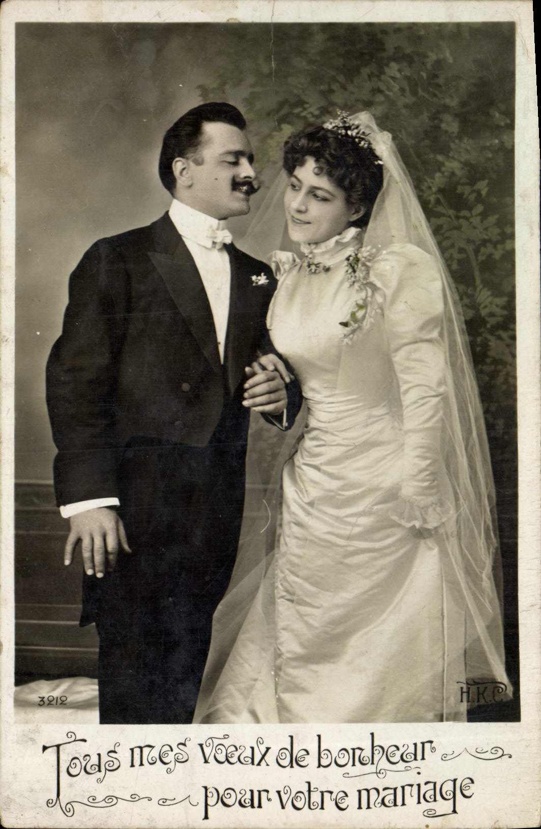 Nouveau mariage — couple en tenue de noces — H.K.C. n°3918