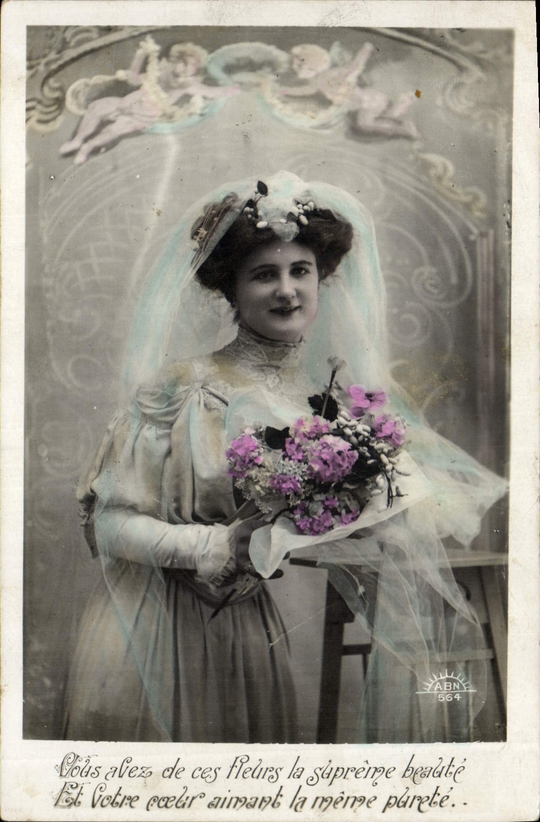 Jeune femme en robe de mariée — avec bouquet de fleurs — ABN 564