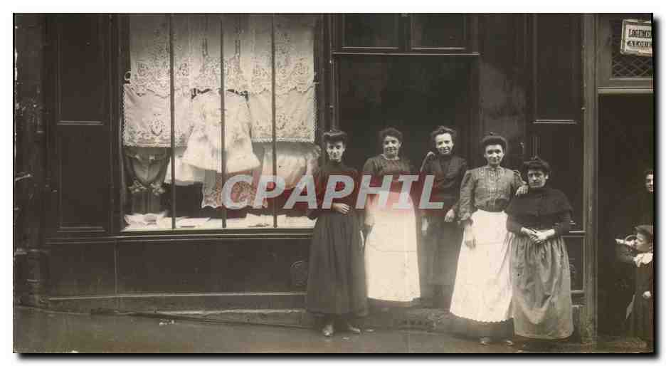 Cinq femmes devant une vitrine de commerce — R. Guilleminot, Paris — n° de série non visible