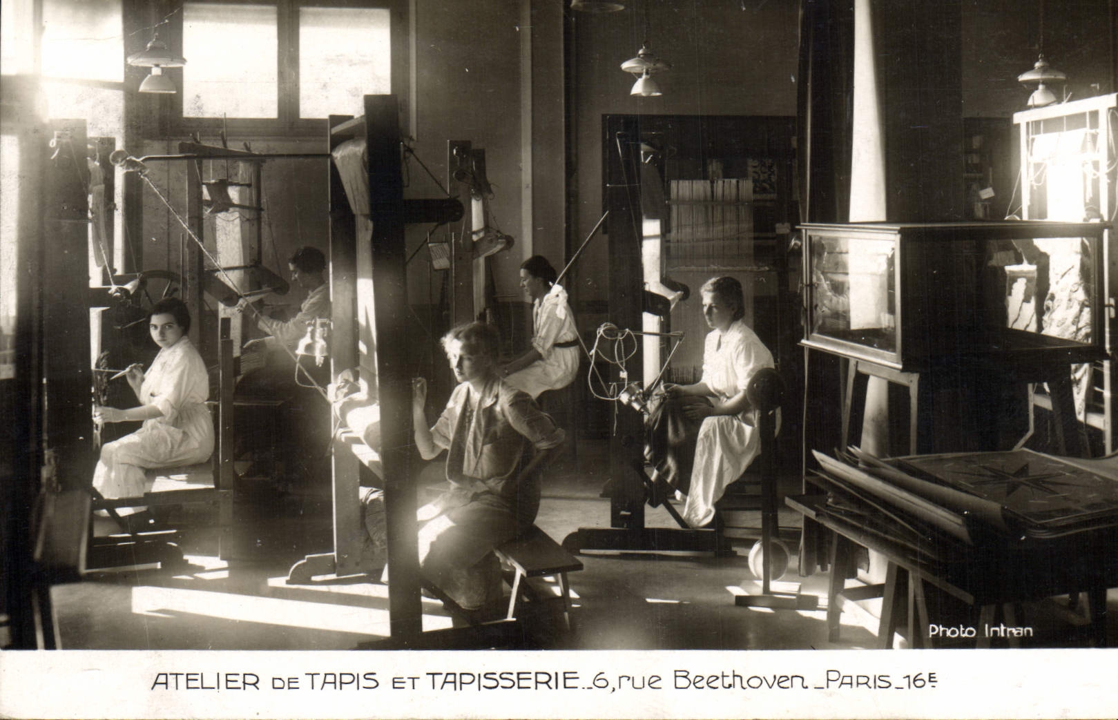 Atelier de tapis et tapisserie — 6, rue Beethoven, Paris — Photo Intrnan