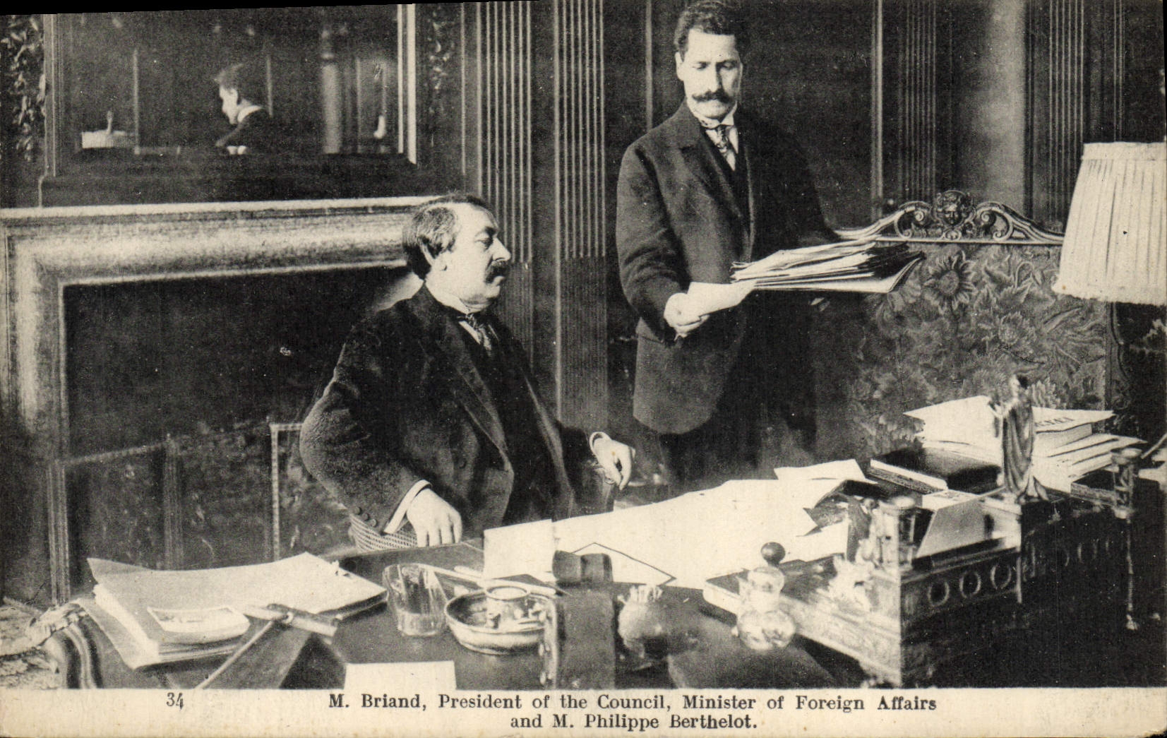 M. Briand, Président du Conseil, et M. Philippe Berthelot, Ministre des Affaires Étrangères — scène de bureau — éditeur non visible, n° 34