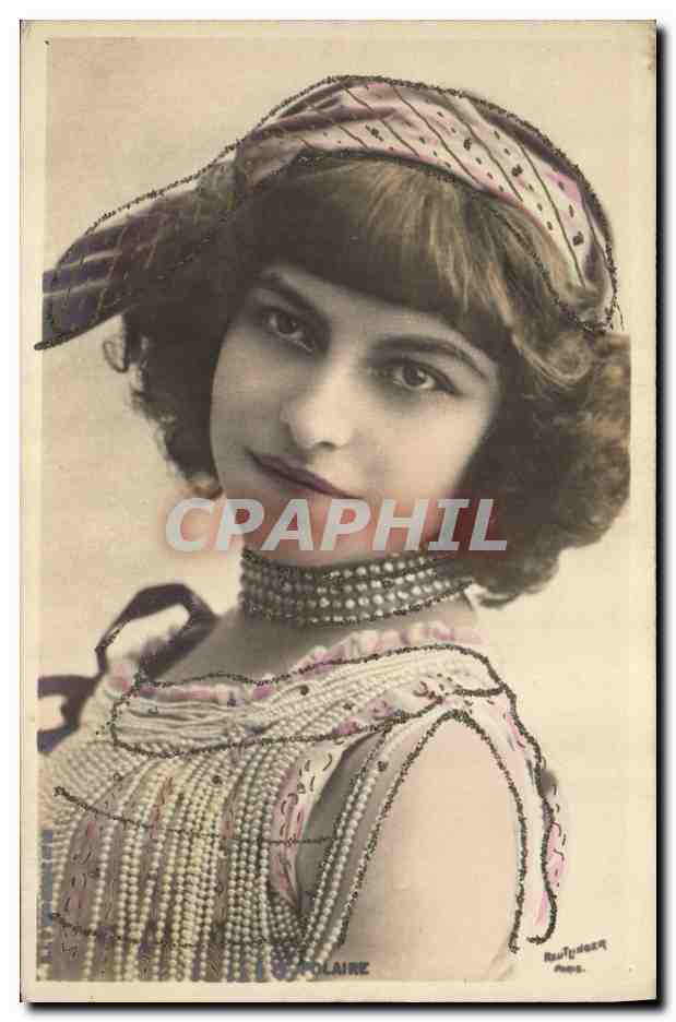 Jeune femme en chapeau et collier de perles — éditée par Raujudez, Paris