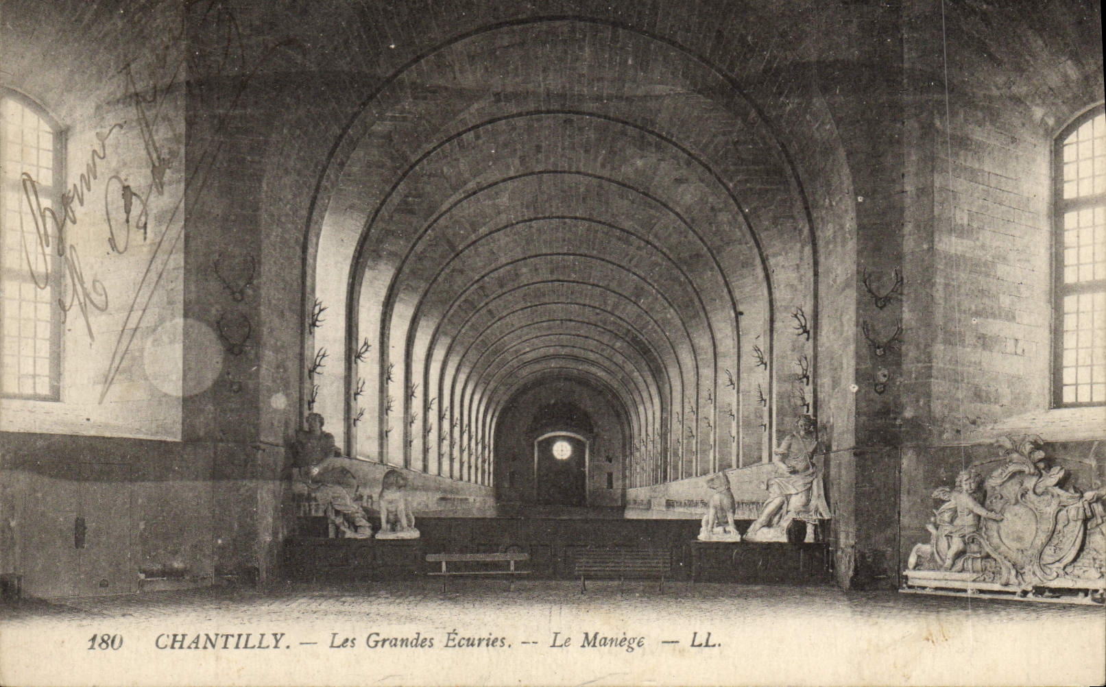 Chantilly — Les Grandes Écuries — Le Manège — LL.