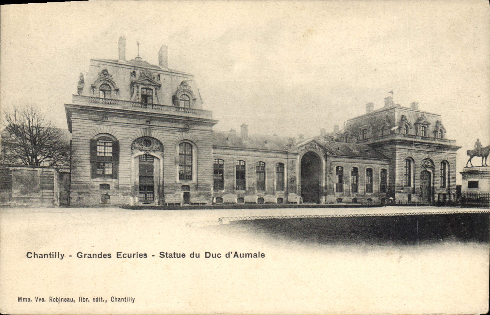 CPA Cheval Chevaux Hippisme Chantilly Grandes ecuries Statue du Duc d'Aumale