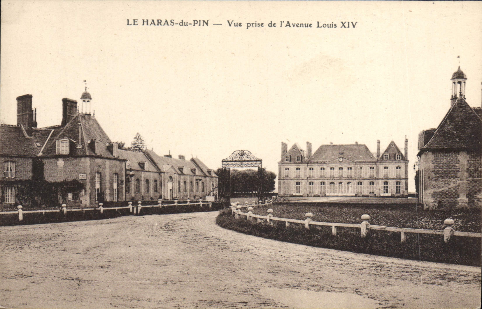 Le Haras-du-Pin — Vue prise de l'Avenue Louis XIV