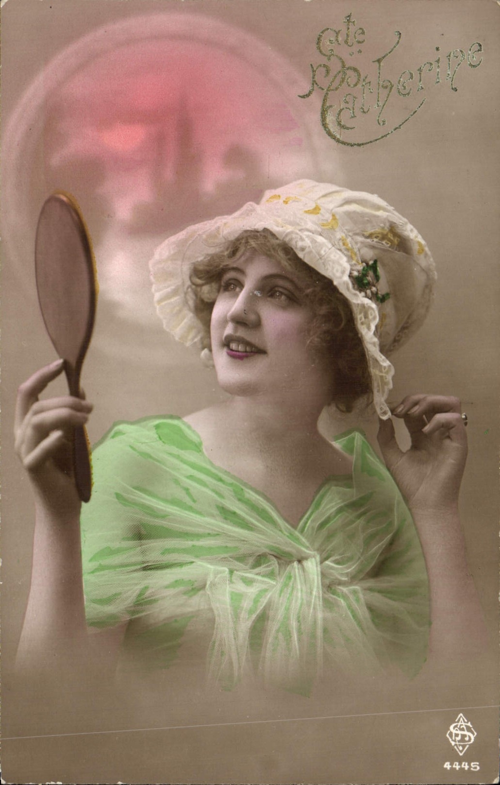 Jeune femme en robe verte et chapeau à fleurs — éditeur Cate Catherine, n° 4445