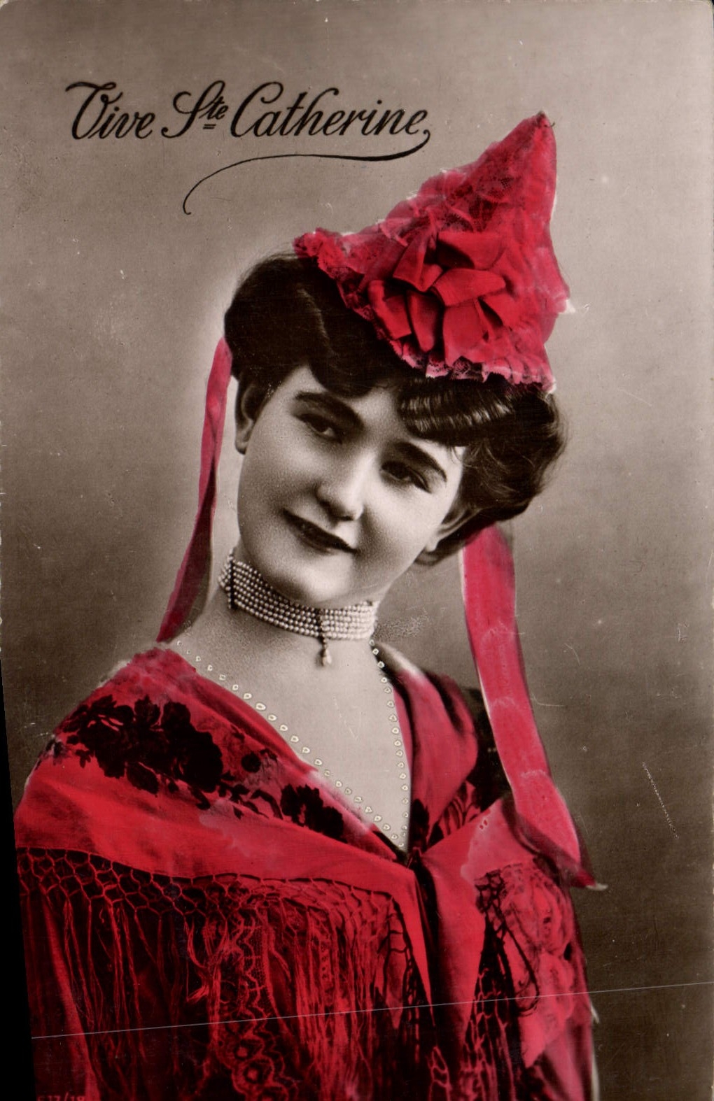 Femme en robe et chapeau rouges — dédicace 'Vive Sainte Catherine' — série 1719