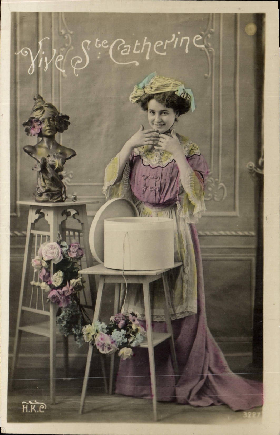 Sainte Catherine — jeune femme en costume coloré — H.K.C. n°3227