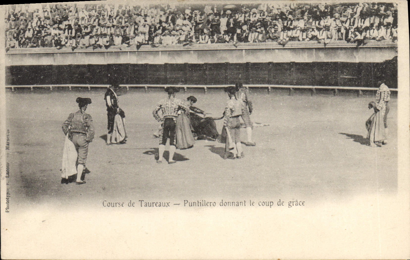 Course de Taureaux — Puntillero donnant le coup de grâce — Phototypie P. Lacoour — Marseille