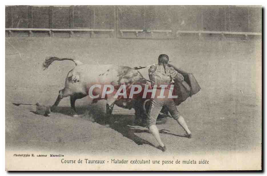 CPA Corrida Course de taureaux Matador executant une passe de muleta aidee 