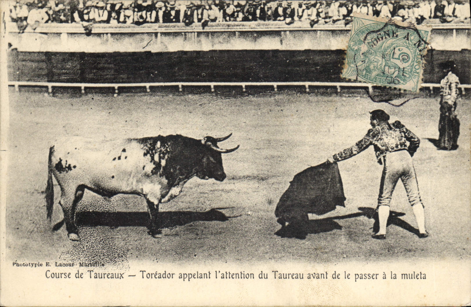 Course de Taureaux — Toréador appelant l'attention du Taureau avant de le passer à la muleta — Phototypie E. Lacour-Marseille