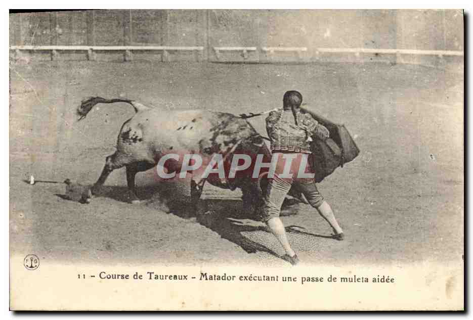 CPA Corrida Course de taureaux Matador executant une passe de muleta aidee 