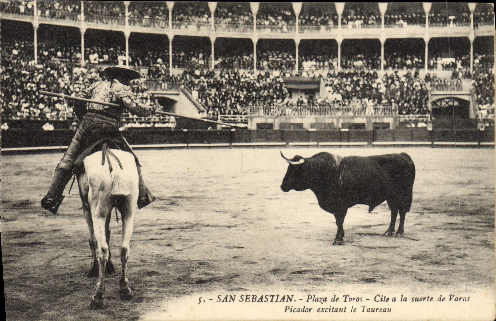 CPA Corrida Course de taureaux San Sebastian Plaza de Toros Picator excitant le taureau 