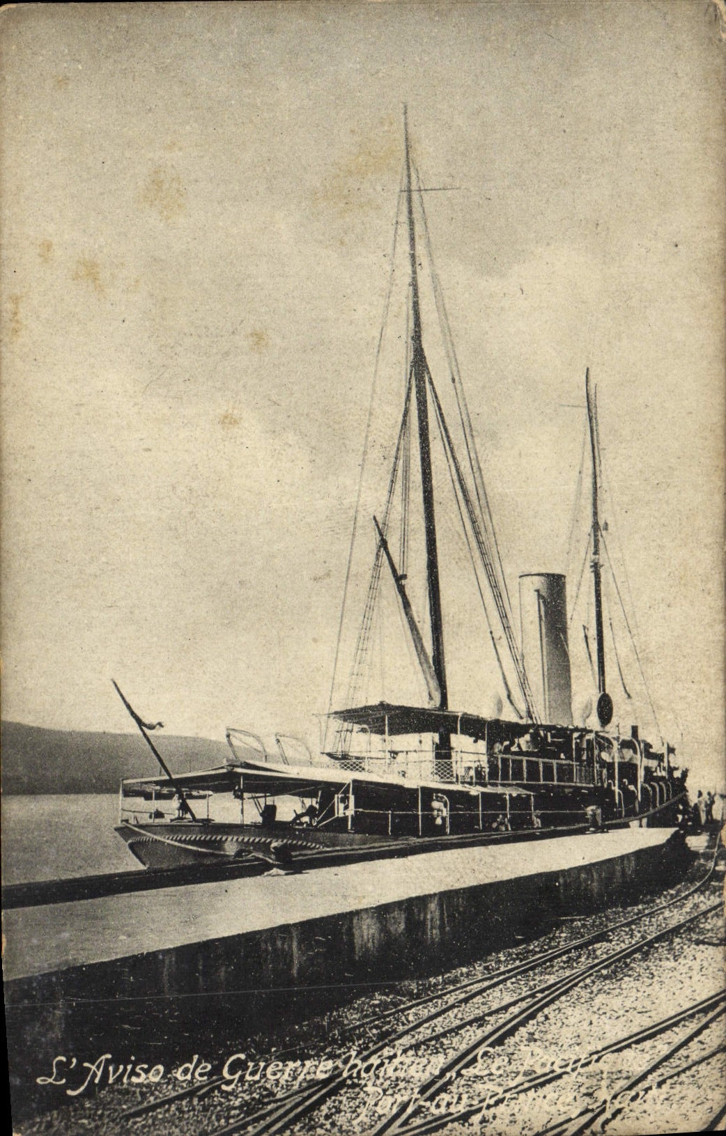 CPA Bateau de Guerre L'aviso de guerre Le Pacifique