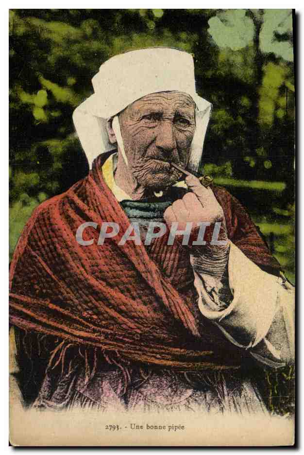CPA Folklore Une bonne pipee Tabac Pipe 