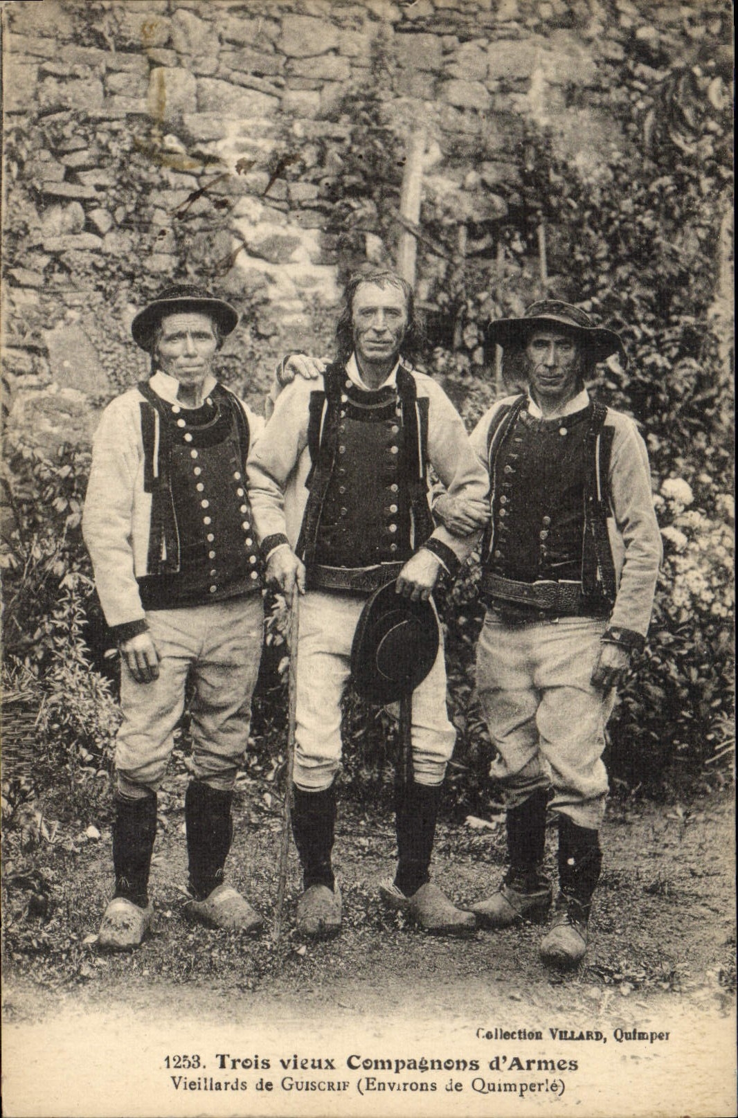 CPA Folklore Trois vieux compagnons d'armes Vieillards de Guiscrif Environs de Quimperle 