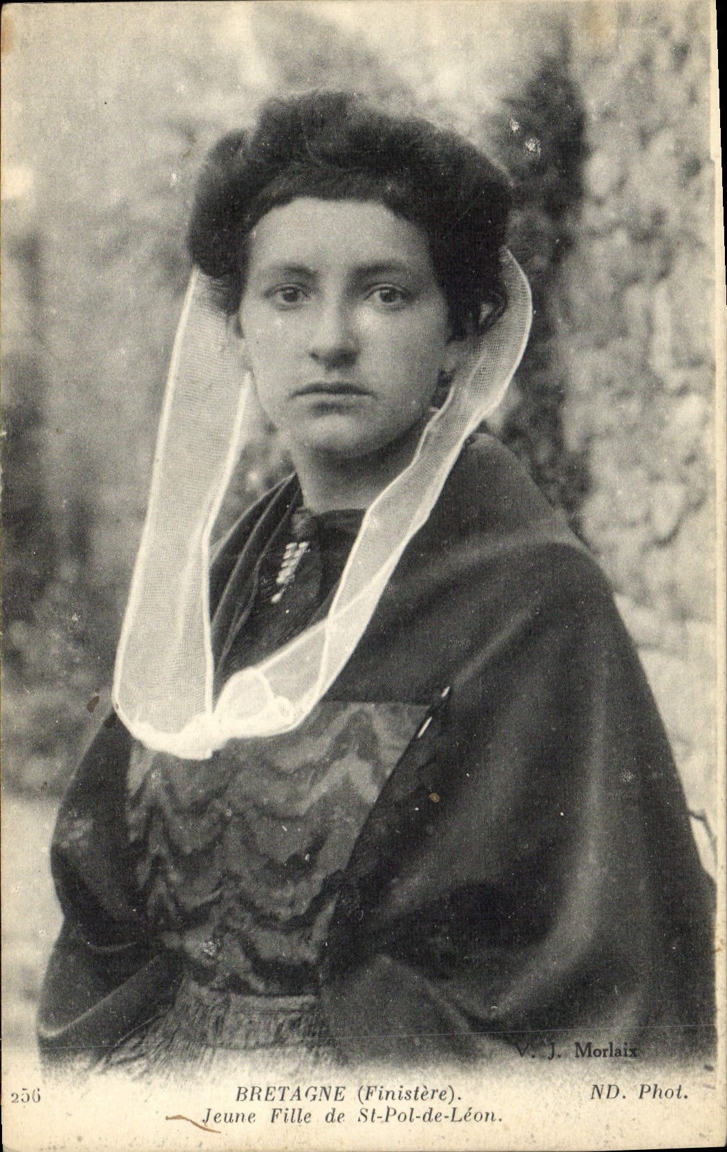 CPA Folklore Jeune fille de St Pol de Leon 