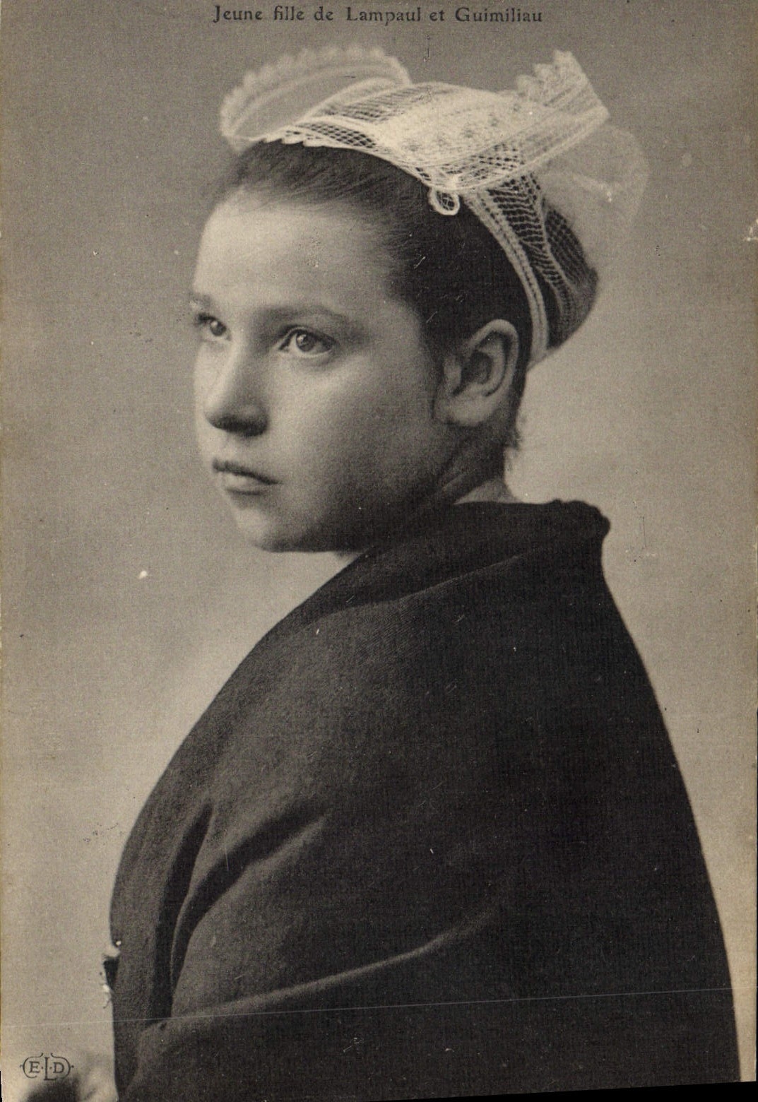 CPA Folklore Pays du Leon Jeune fille de Lampaul et Guimiliau
