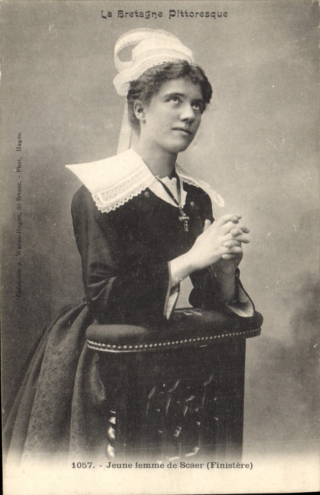CPA Folklore Jeune femme de Scaer 