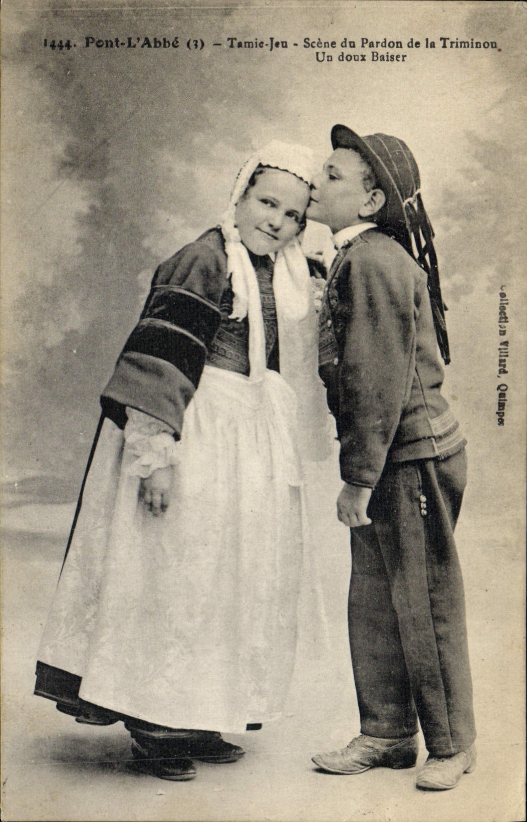 CPA Folklore Pont L'Abbe Tamie Jeu Scene du Pardon de la Triminou Un doux baiser Enfants 